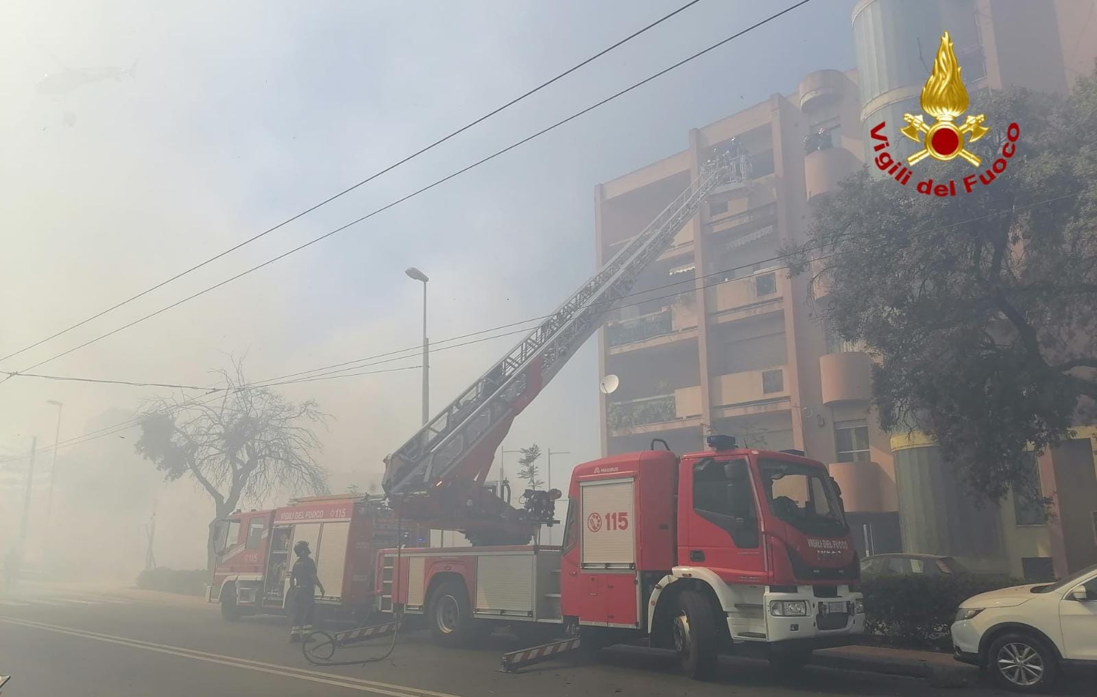 Inferno di fuoco a Quartu, palazzine evacuate in viale Marconi: fiamme sino ai tetti (VIDEO)