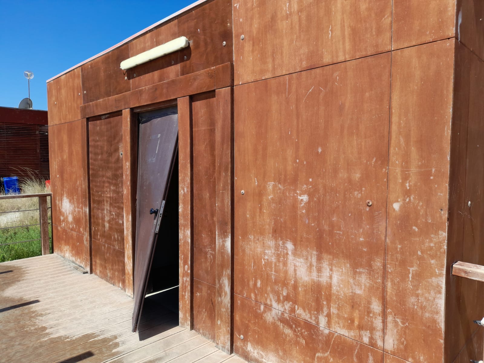 Cagliari, vandali scatenati al Poetto: “Hanno distrutto la porta dei bagni pubblici nella notte”