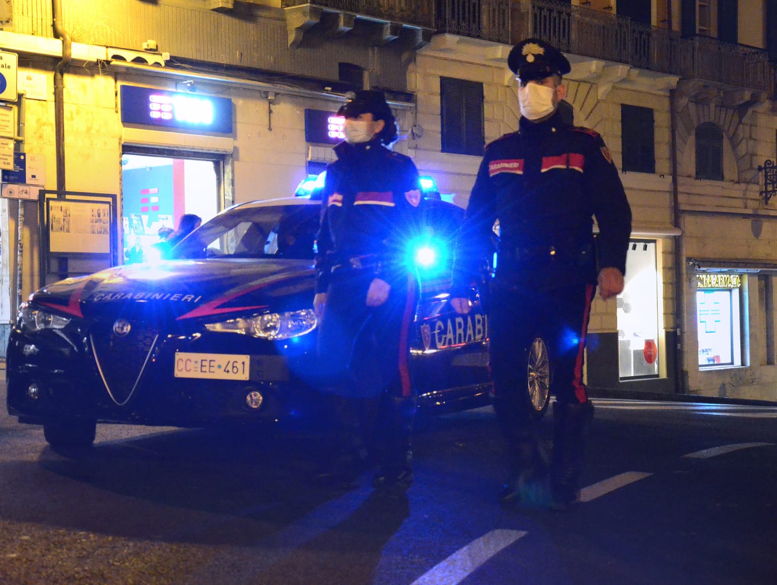 Aggredisce i soccorritori del 118 e i carabinieri: immobilizzato col taser un pregiudicato di Cagliari