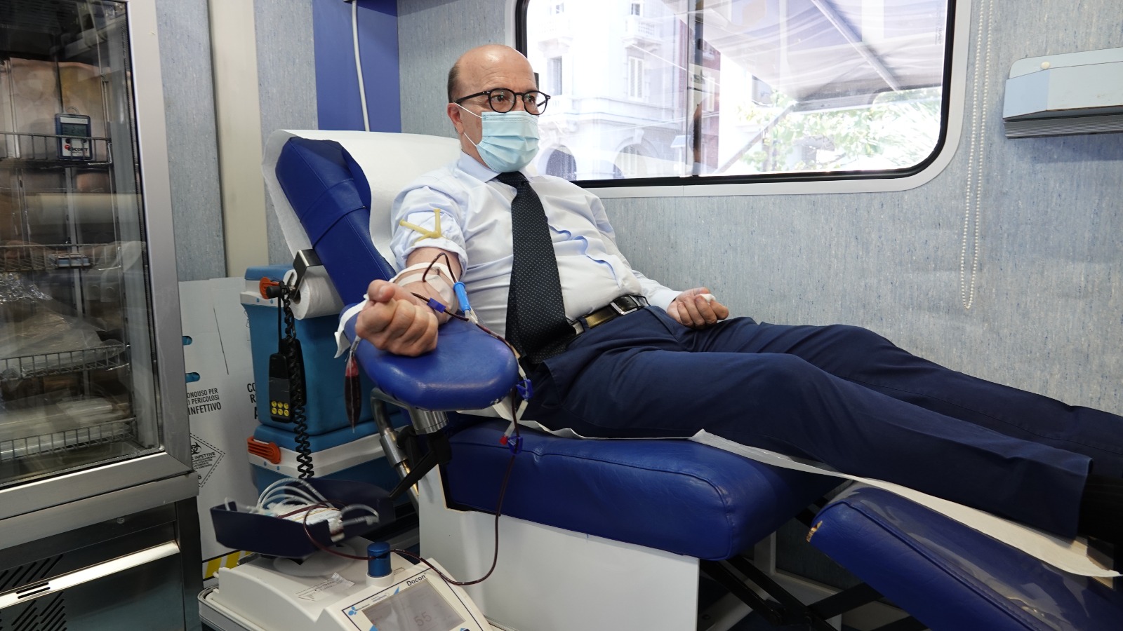 Raccolta sangue davanti al Consiglio regionale, lo dona anche Nieddu: “Sardi e turisti, fatelo anche voi”