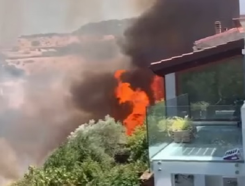 Inferno a Bonorva, mega incendio e 40 case evacuate: “Qui si rischia una tragedia”