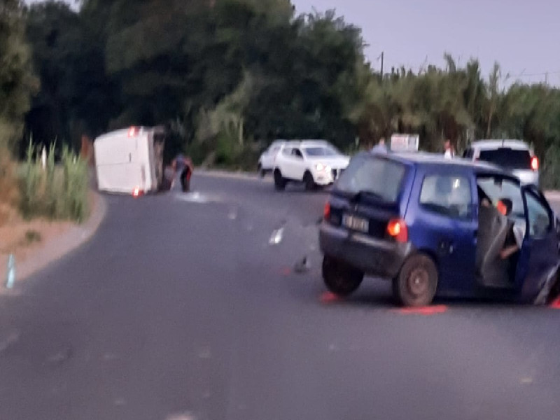 Schianto dopo la notte in discoteca, auto contro furgone a Torregrande: tanta paura ma nessun ferito