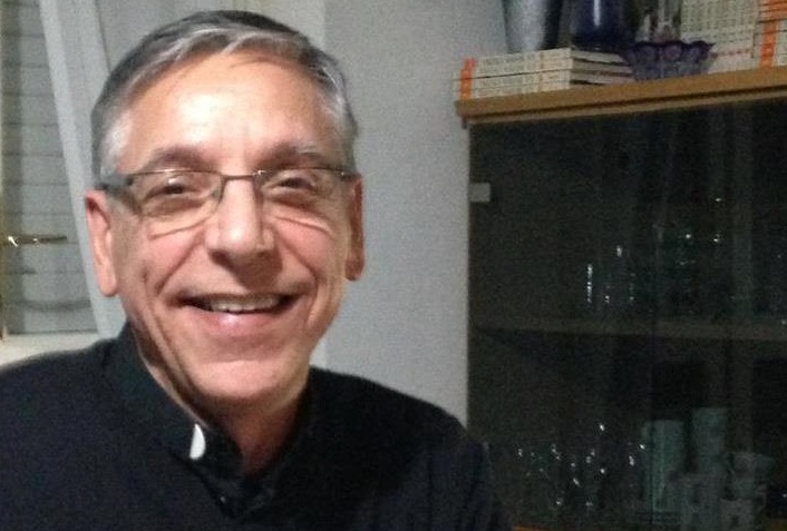 Selfie senza vestiti, don Montis: “Un errore umano, ma potrebbe anche essere un fotomontaggio”