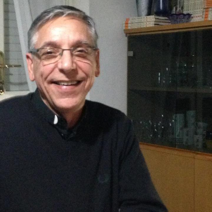 Selfie senza vestiti, don Montis: “Un errore umano, ma potrebbe anche essere un fotomontaggio”