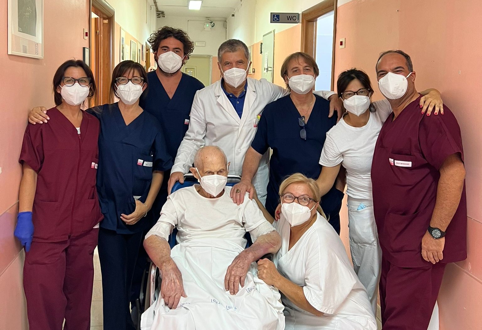 Eccezionale intervento chirurgico: nonnino sardo positivo al Covid operato d’urgenza a 107 anni