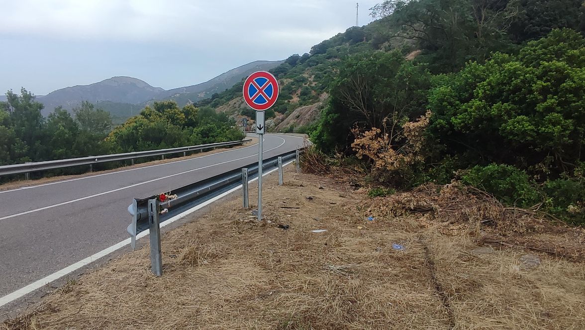 Centauro di Serrenti morto sulla 131 Dcn, i motociclisti: “Tre incidenti uguali in 2 giorni, guardrail pericolosi”