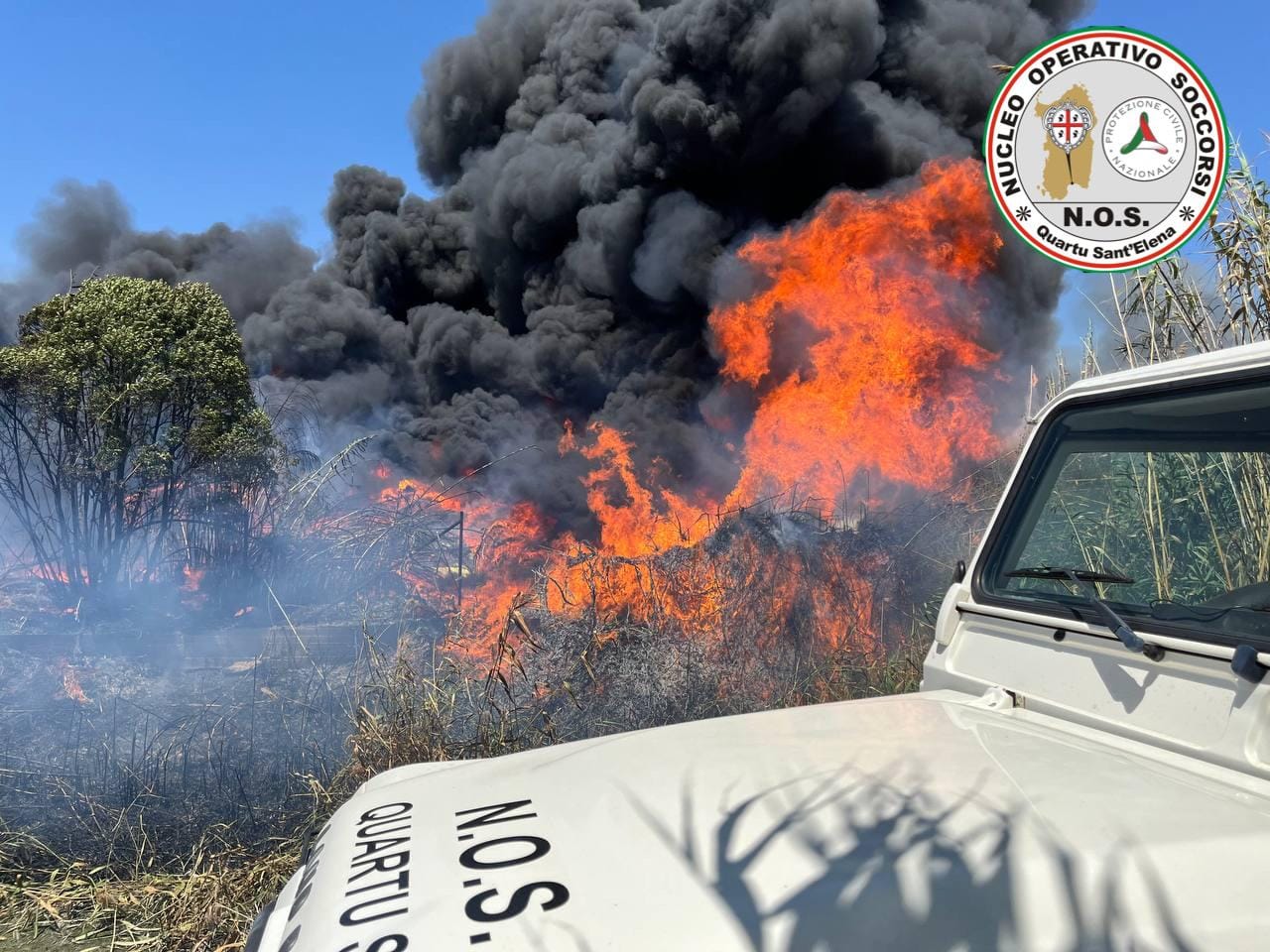 Incendio e fumi neri a Quartu, Milia ai residenti della zona di viale Colombo: “Tenete le finestre chiuse per 12 ore”