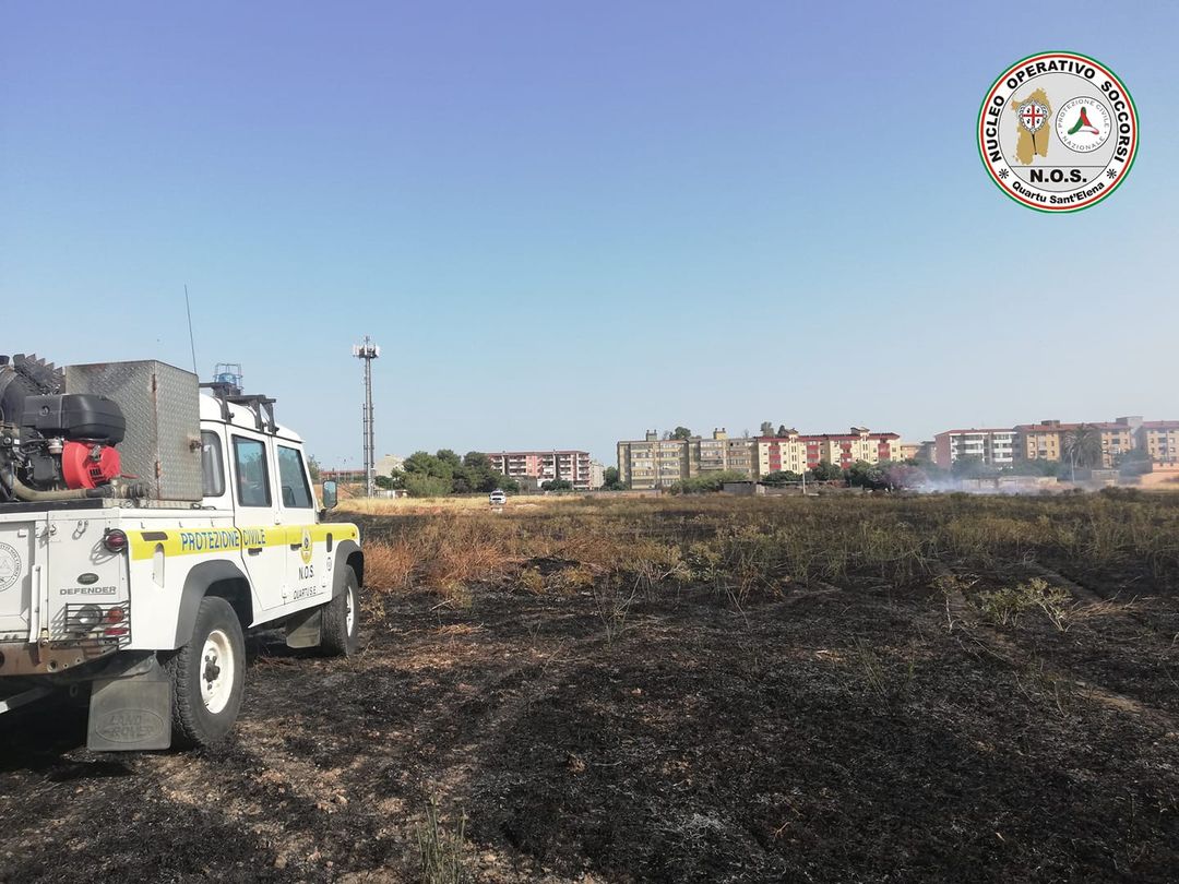 Paura a Quartu, incendio minaccia il distributore di benzina accanto al cimitero