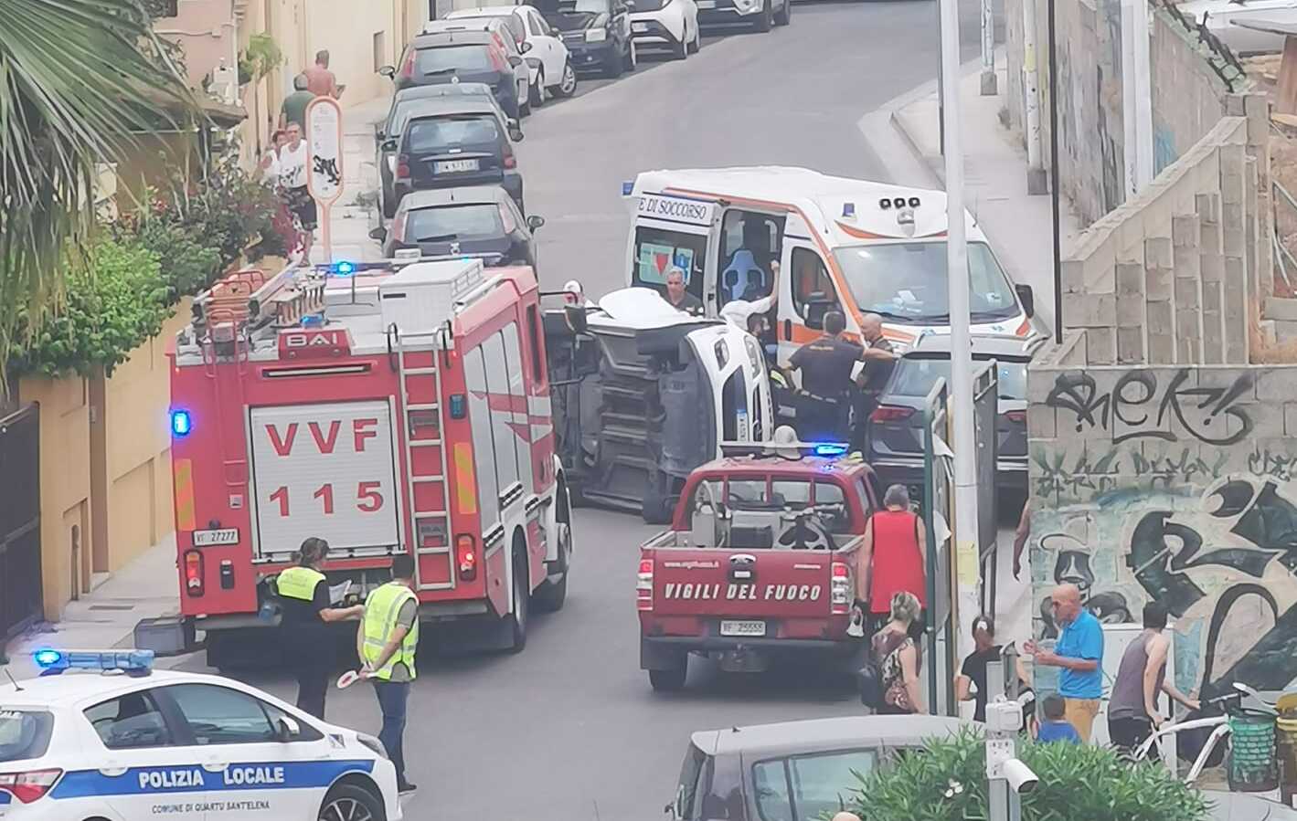 Quartu, paura in via de Pretis: una donna al volante di una Opel sbanda e si ribalta