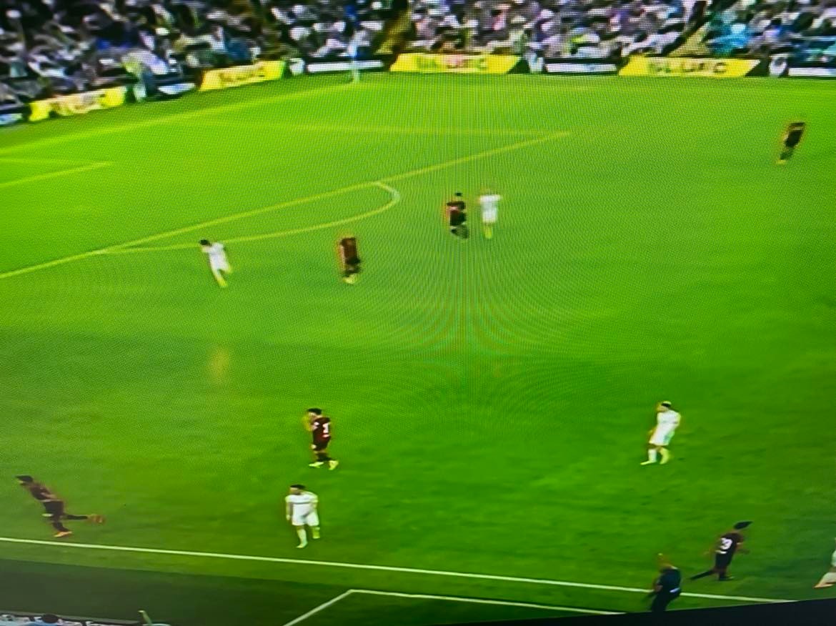 Leeds-Cagliari 6-2, non basta un gol pazzesco di Luvumbo: la difesa di Liverani è colabrodo