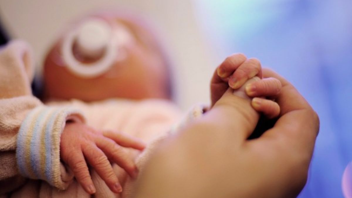 Tragedia in pieno centro a Cagliari, una neonata morta nella culla