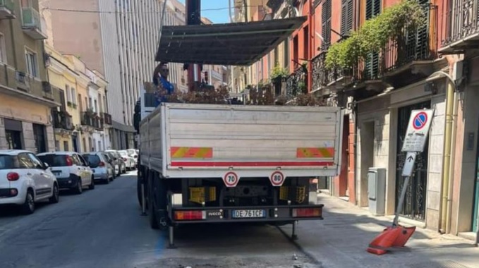 Cagliari, i ristoratori smontano le pedane abusive e i residenti esultano: “Grandissima soddisfazione”