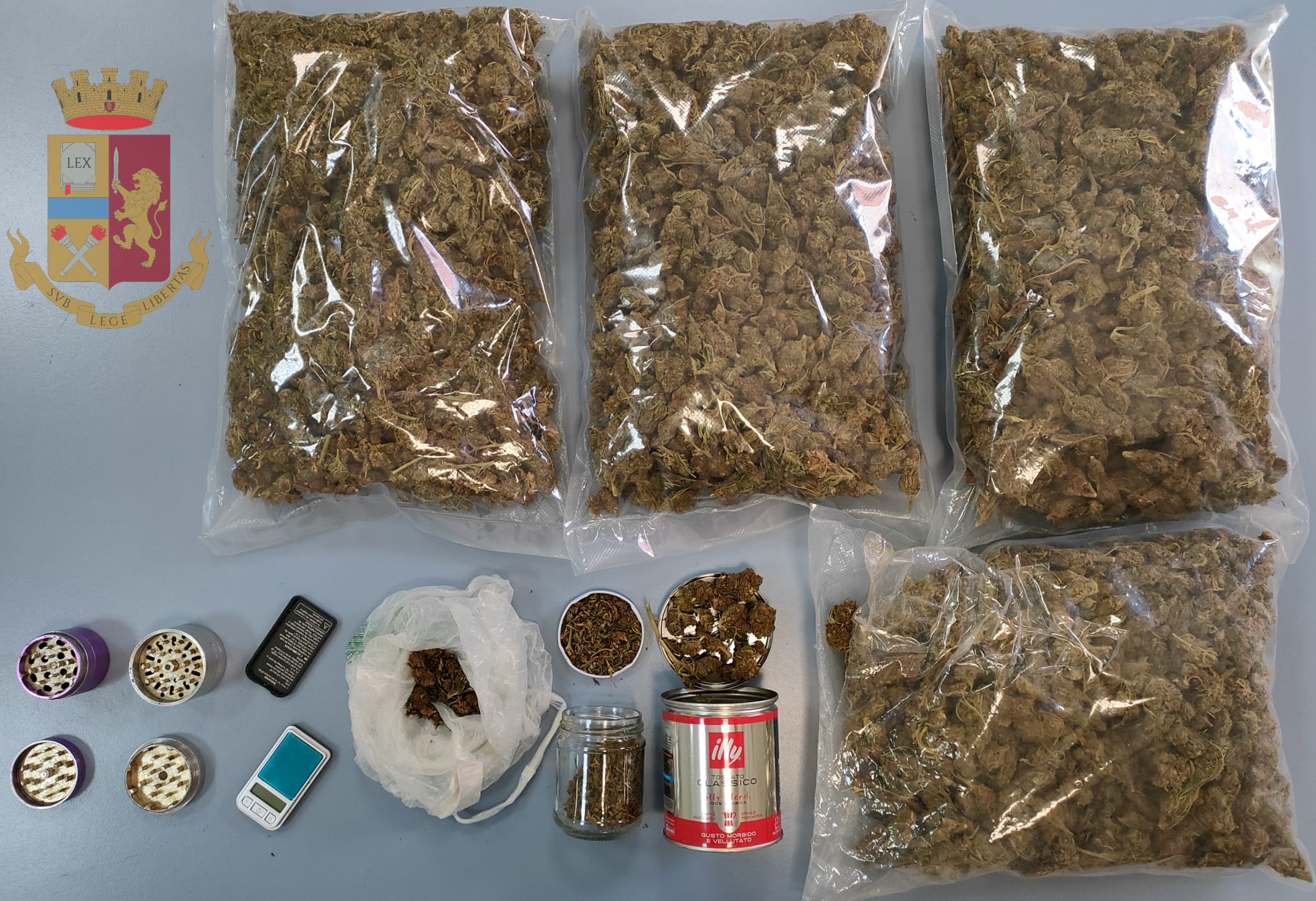 Cagliari, nascondevano 2 kg di marijuana sotto il tavolo: madre e figlia arrestate a Is Mirrionis