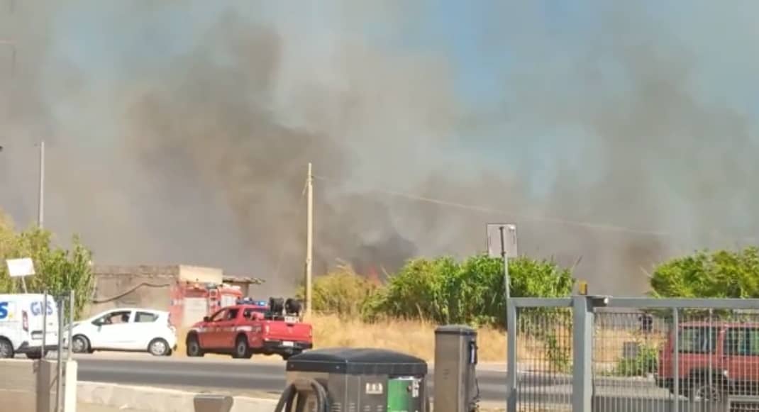 Sestu, vasto incendio nella zona industriale: fiamme nelle campagne vicino ai capannoni