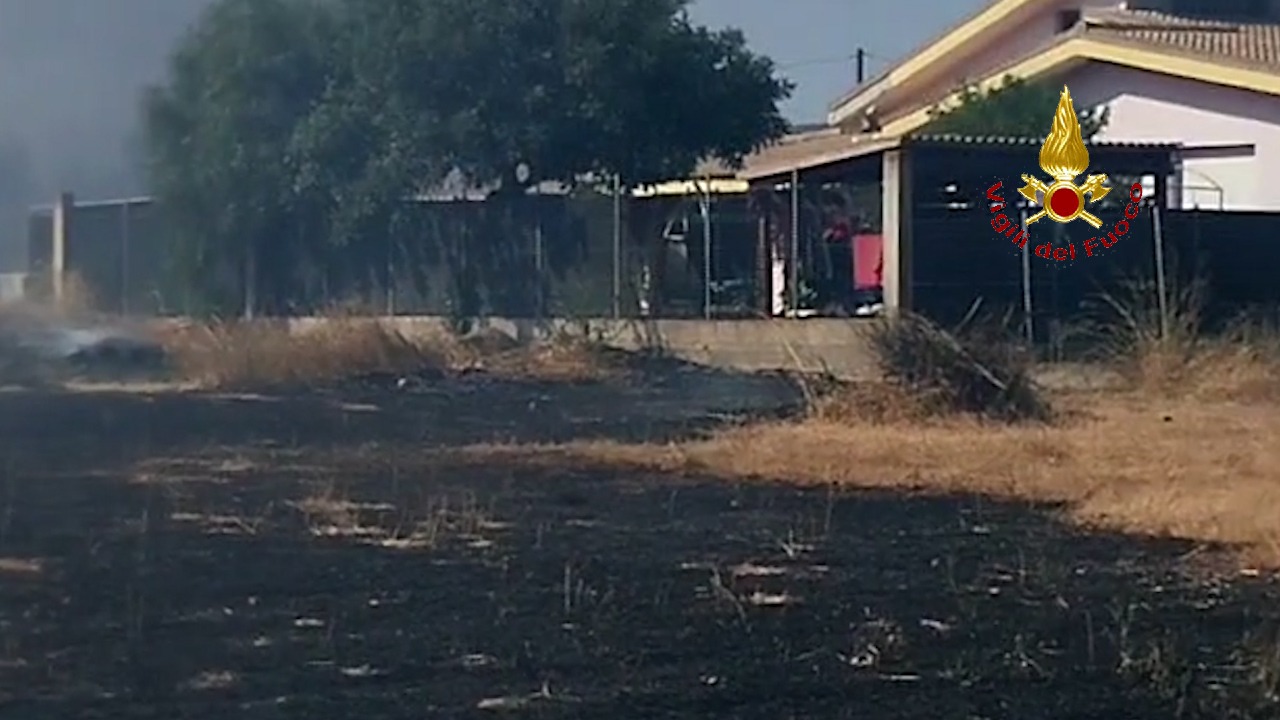 Incendio sfiora le case, paura a Sestu: cinque famiglie allontanate dai vigili del fuoco