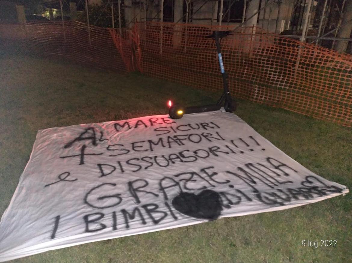 Margine Rosso, gli striscioni dei bambini a Milia: “Al mare sicuri, regalaci più semafori e dissuasori”