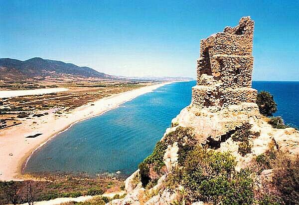 Muravera, tragedia a Torre Salinas: si tuffa e muore stroncato da un malore improvviso