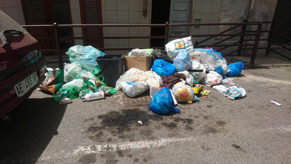 Rifiuti a Cagliari, allarme a Is Mirrionis: “Davanti a casa mia spazzatura da 12 giorni, una puzza infernale”