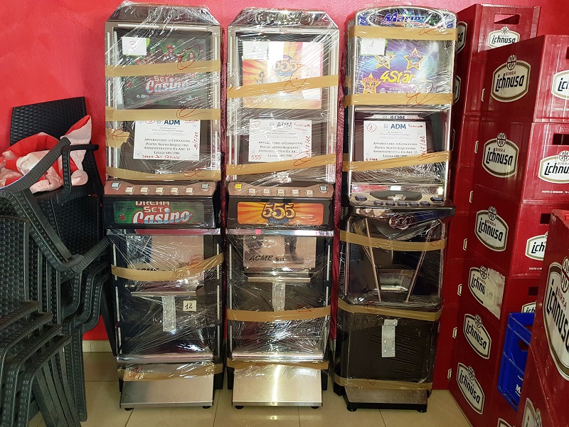 Blitz in un bar a Villacidro: sequestrati 3 videopoker illegali e maxi multa da 50 mila euro