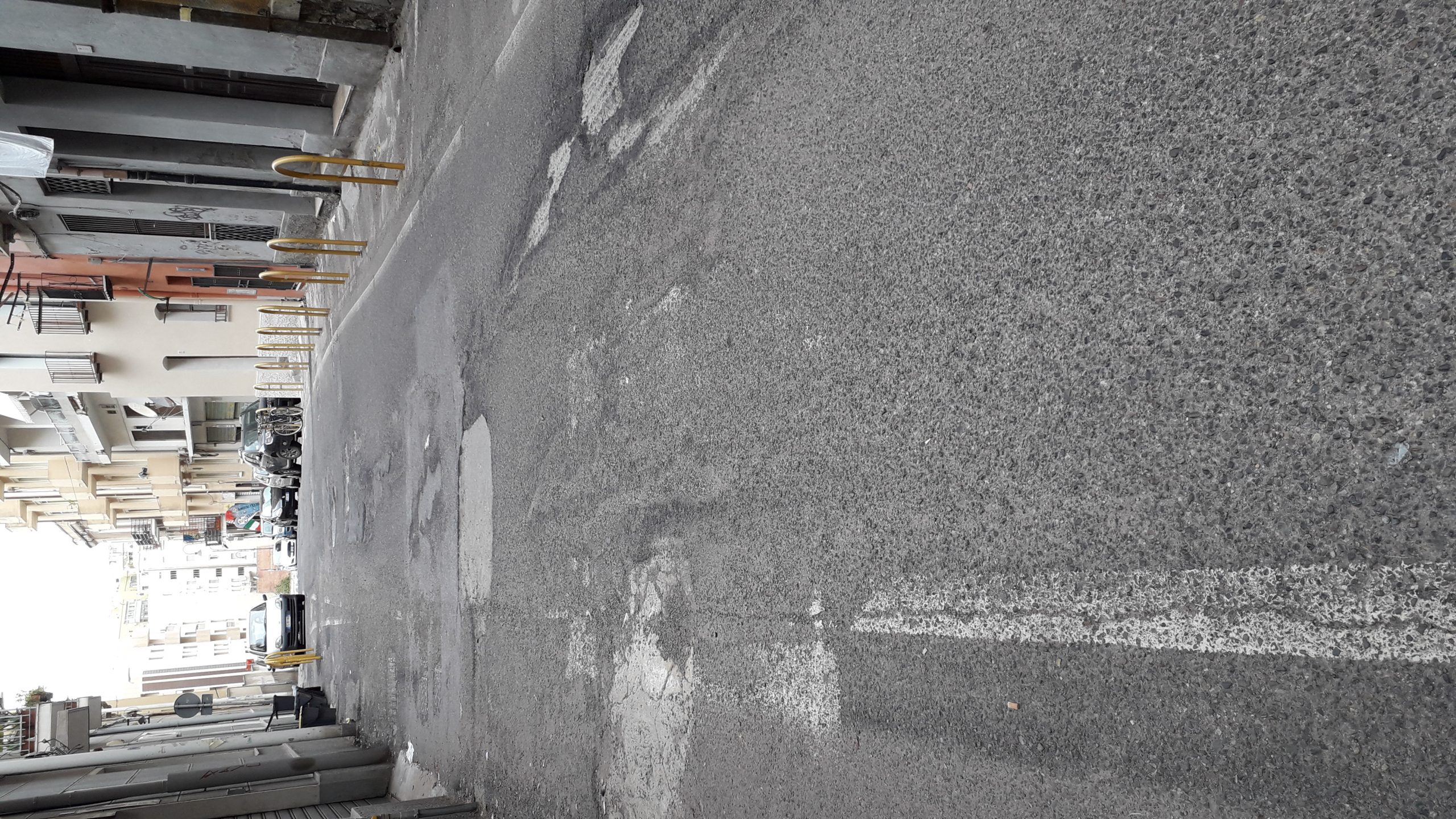 Cagliari, via Carloforte come una mulattiera: lo slalom tra le buche impresa quasi impossibile