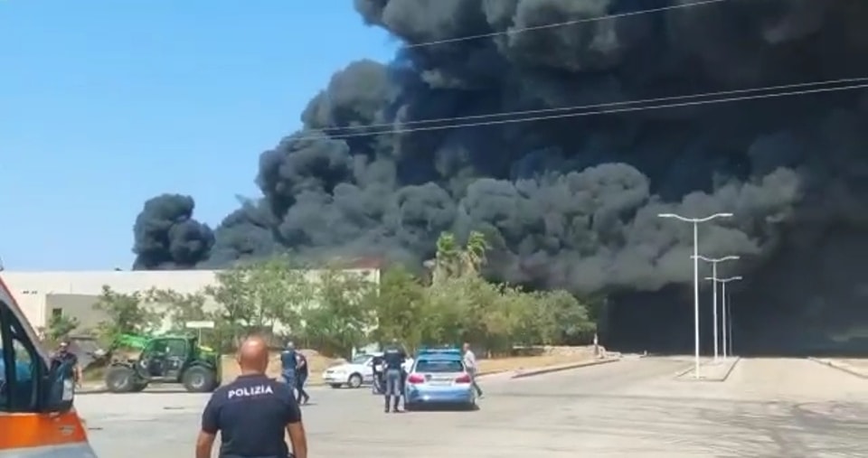 Maxi incendio nella ditta dei rifiuti, fumo nero fino in centro a Sassari