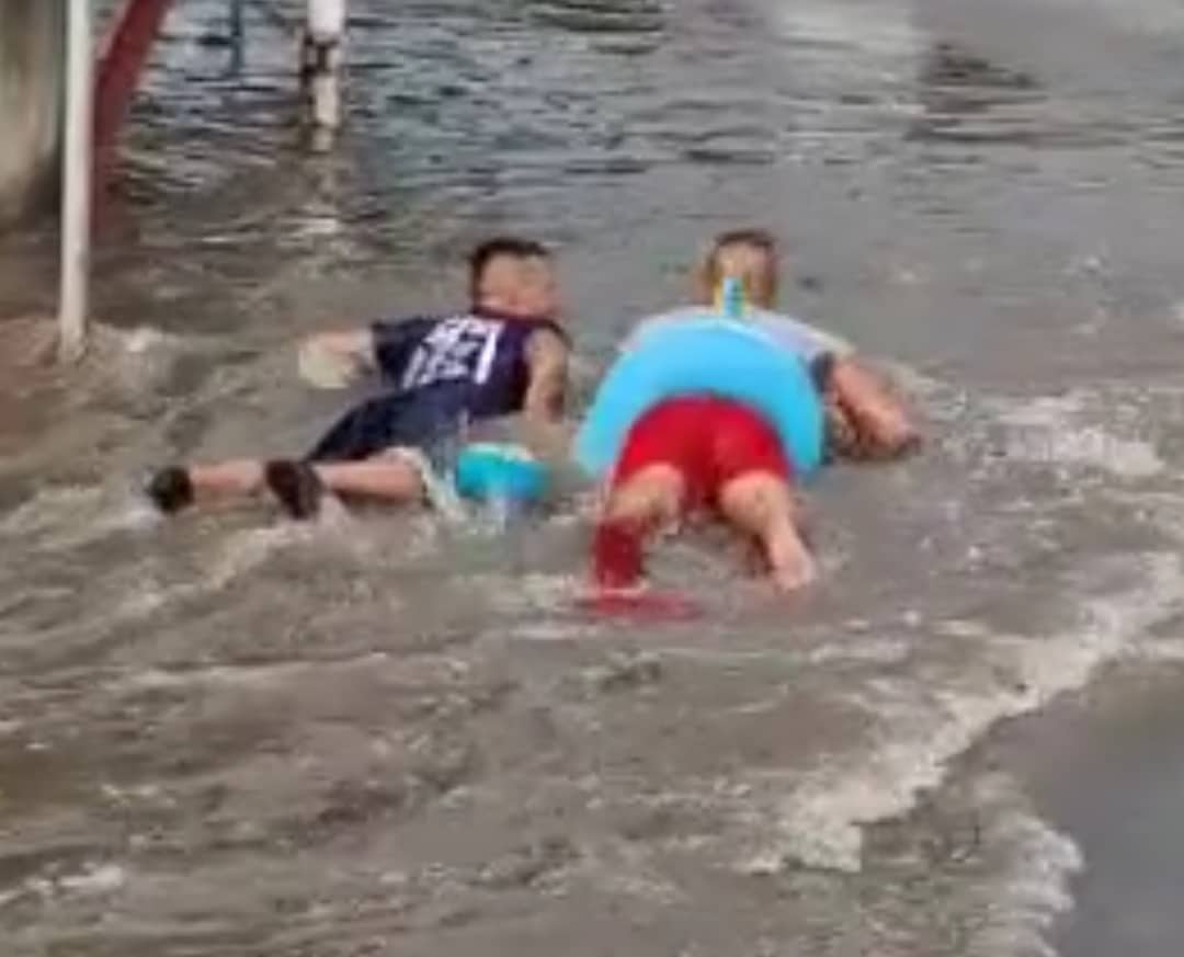 Costume e salvagente, i tuffi nelle strade di Pirri flagellate dal nubifragio di Danilo e Ivan