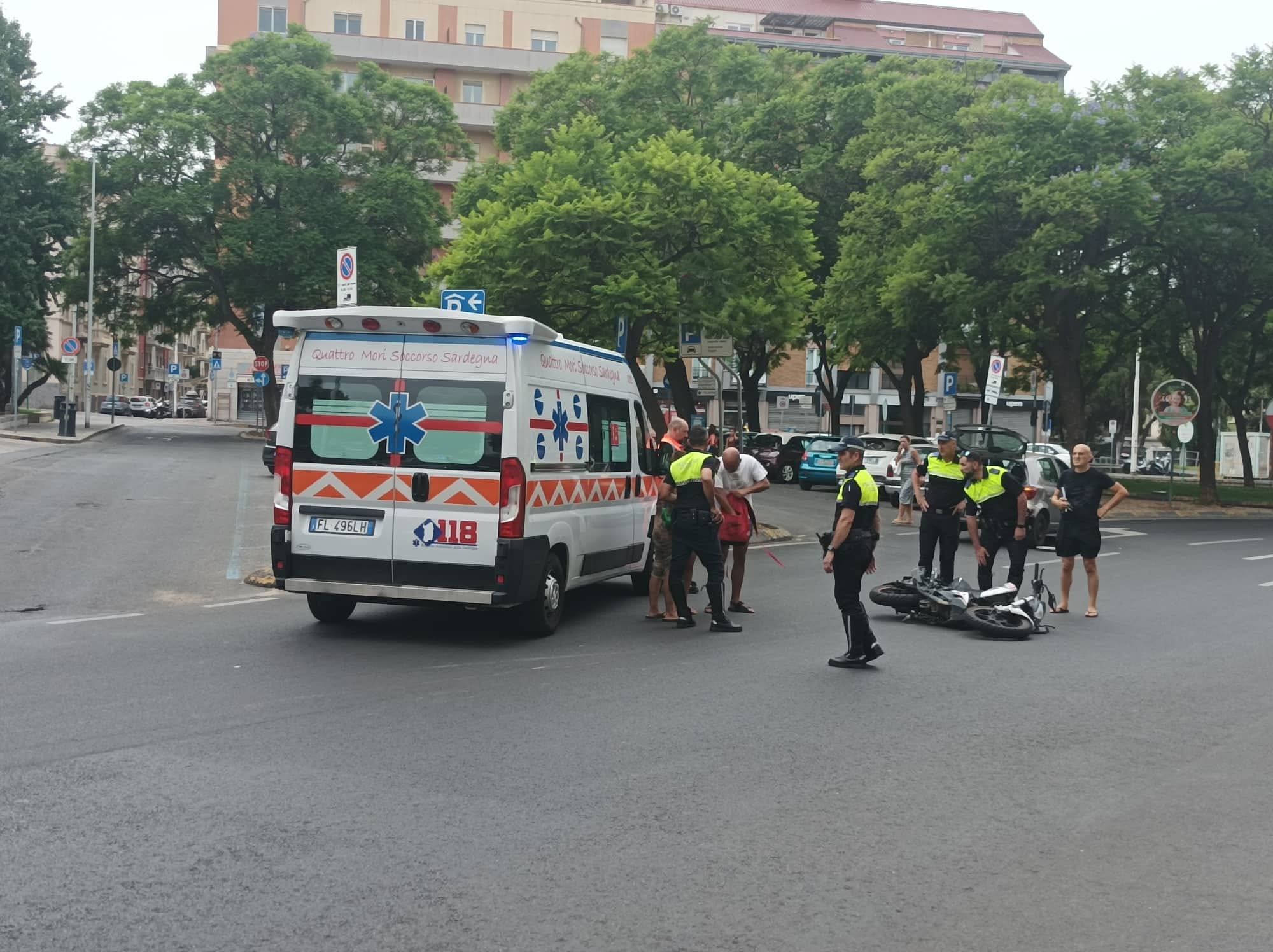 Cagliari, schianto auto-moto in piazza Repubblica: un giovane centauro finisce sull’asfalto