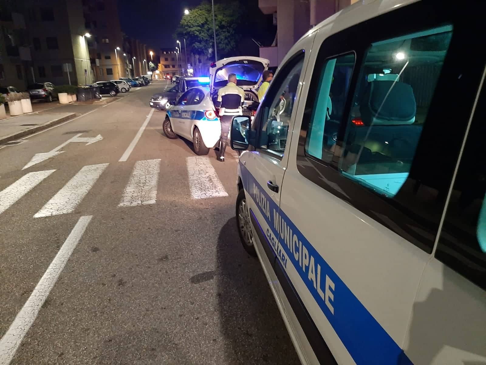 Cagliari, guida la Smart ma è senza patente da oltre 10 anni: anziano multato dopo un inseguimento