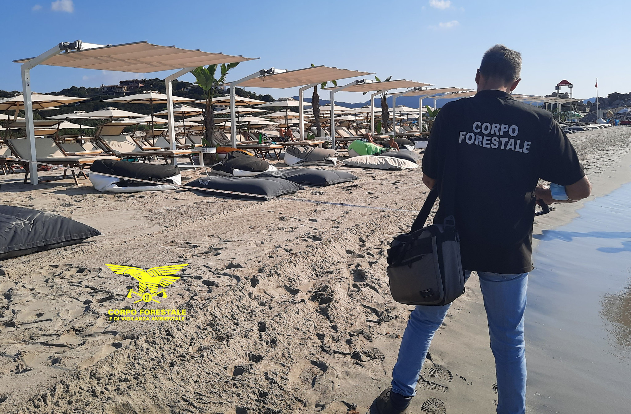 Caccia agli abusi sulle spiagge sarde, forestali in azione con il metro negli stabilimenti balneari