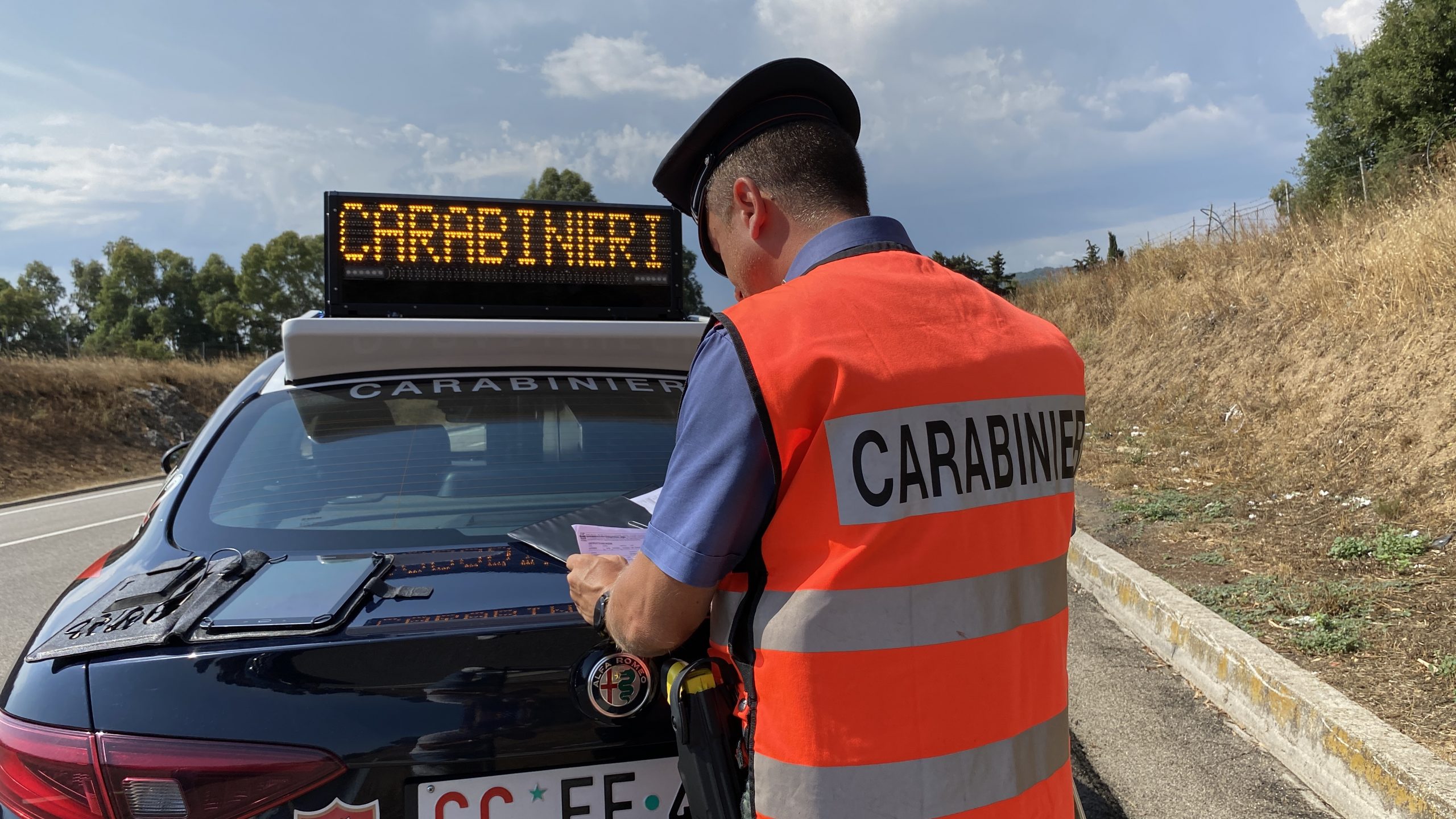 Caos al festival di Tortolì: giovane pusher aggredisce i carabinieri, un ubriaco si schianta dopo il party