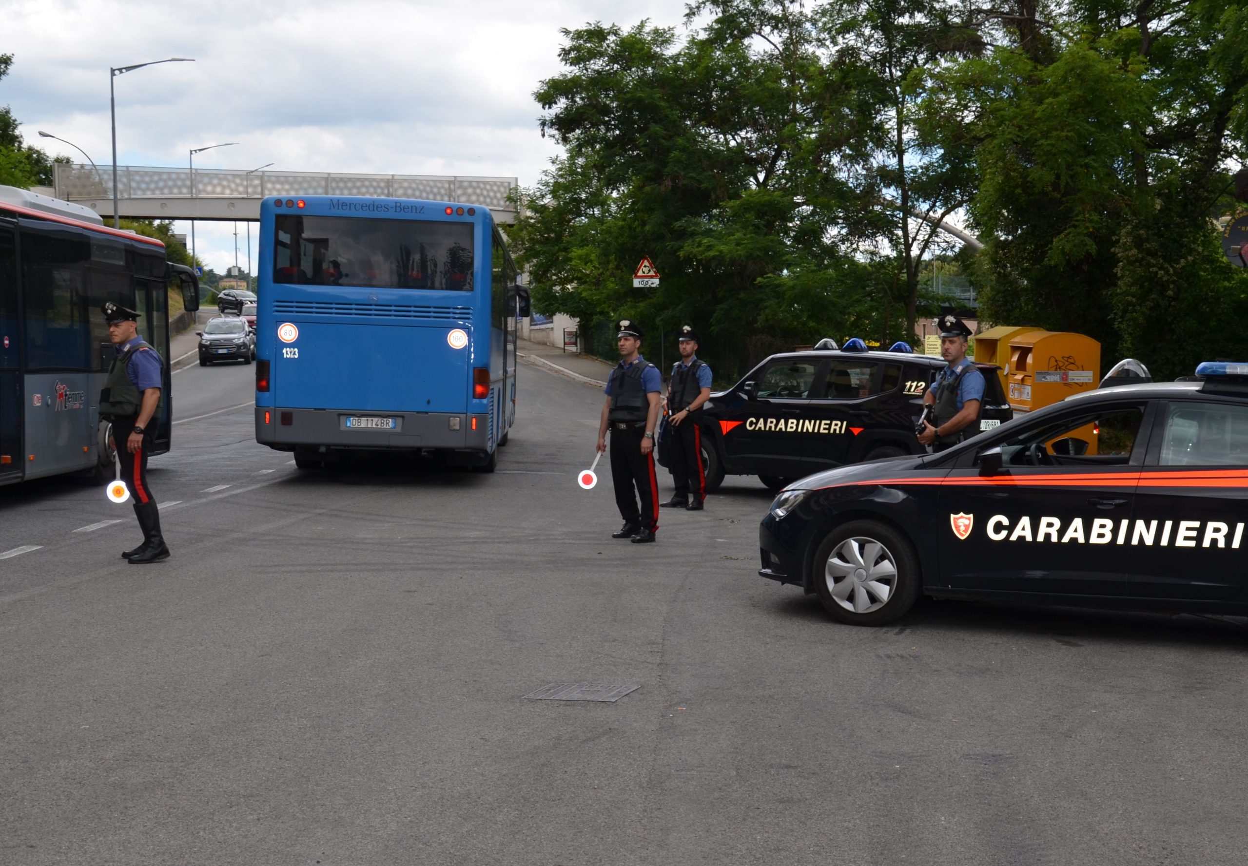 Stacca un sedile dal bus e lo lancia dal finestrino sulla Ss 131, denunciato 15enne di Monastir