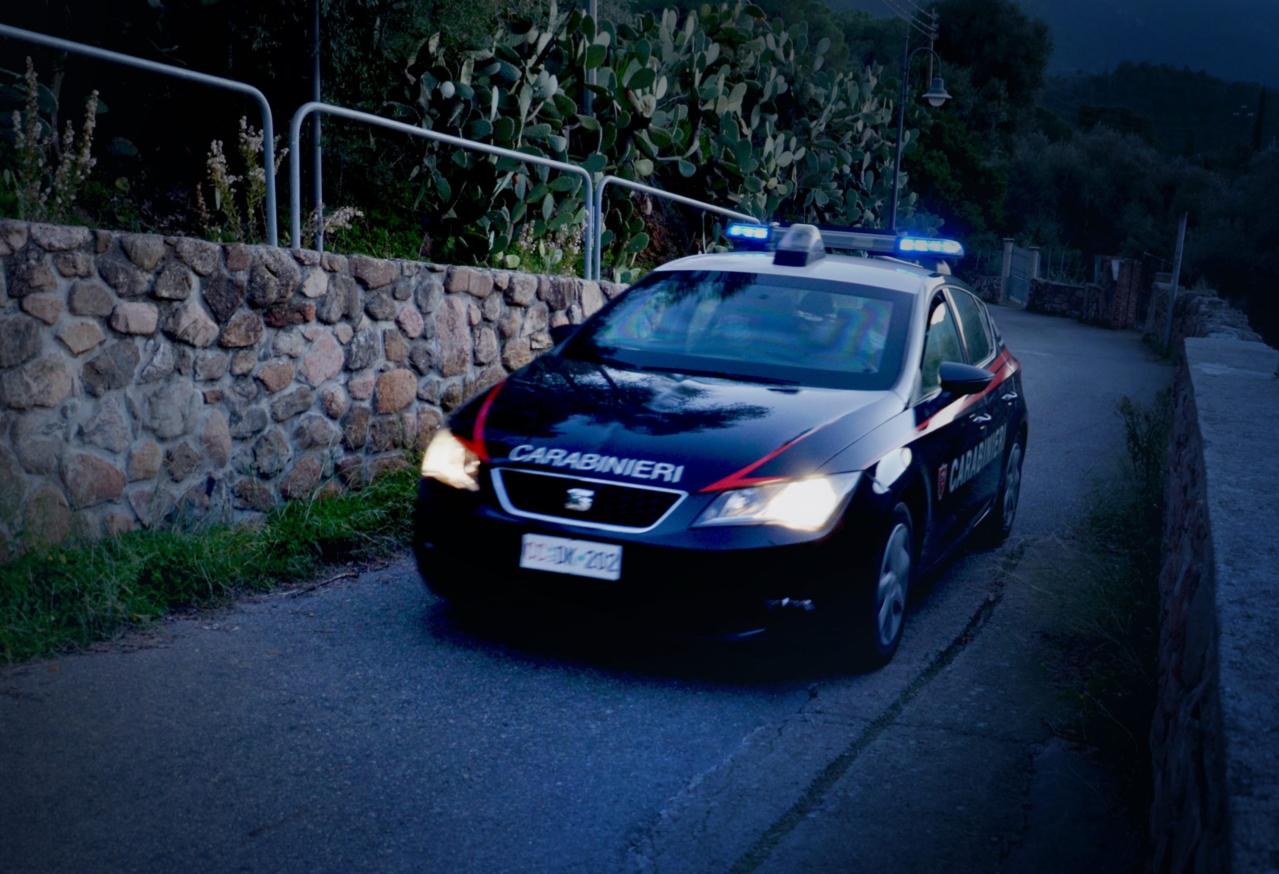 Rifiutano di servirgli altro alcol, 41enne minaccia madre e figlio con un coltello e distrugge la loro auto: arrestato a Gonnesa