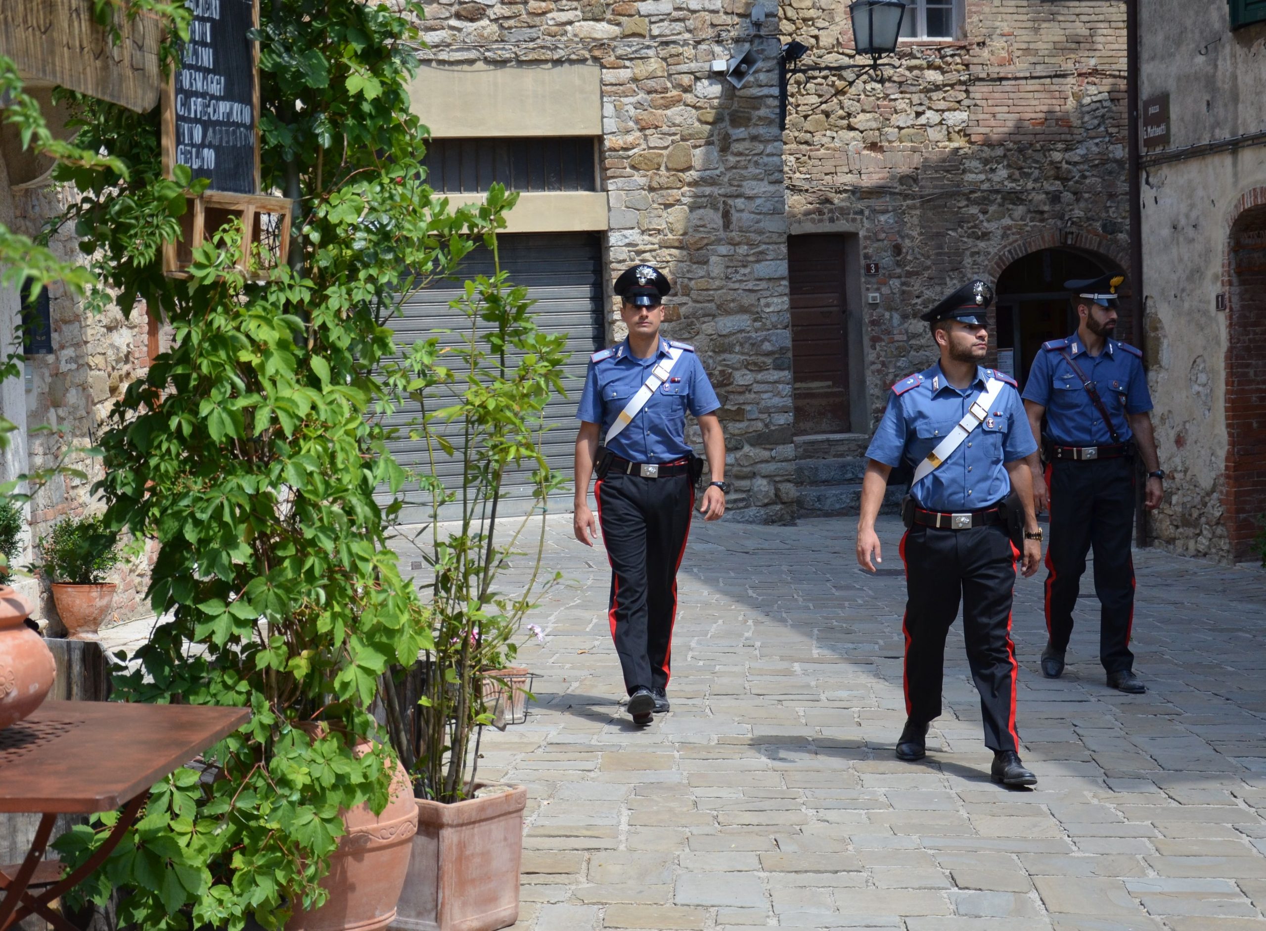 Villasalto, anziano evade dai domiciliari e minaccia i passanti con un bastone