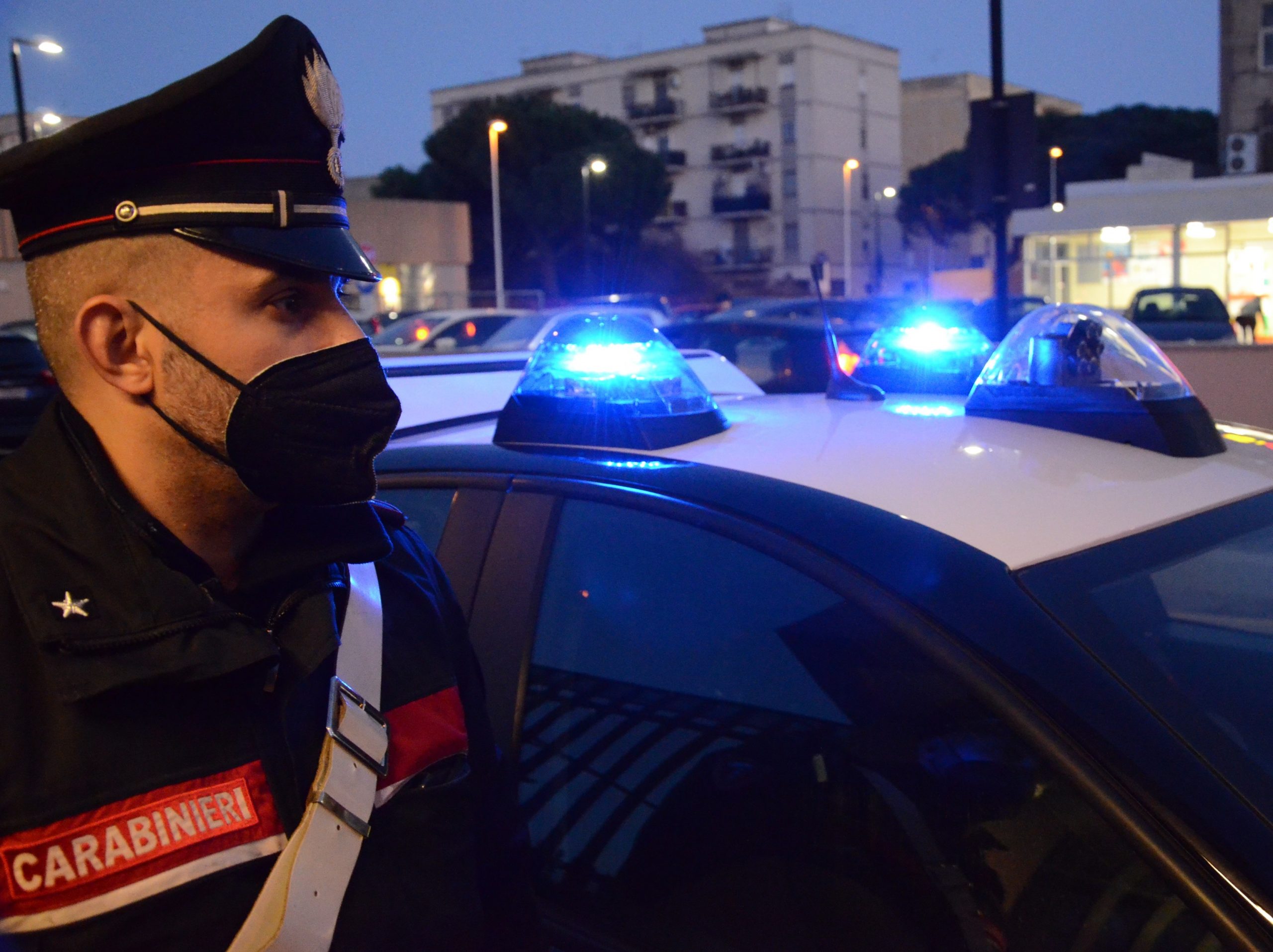 Cagliari, con coltelli e mazza da golf rapinano un 24enne in via Is Mirrionis: due arresti