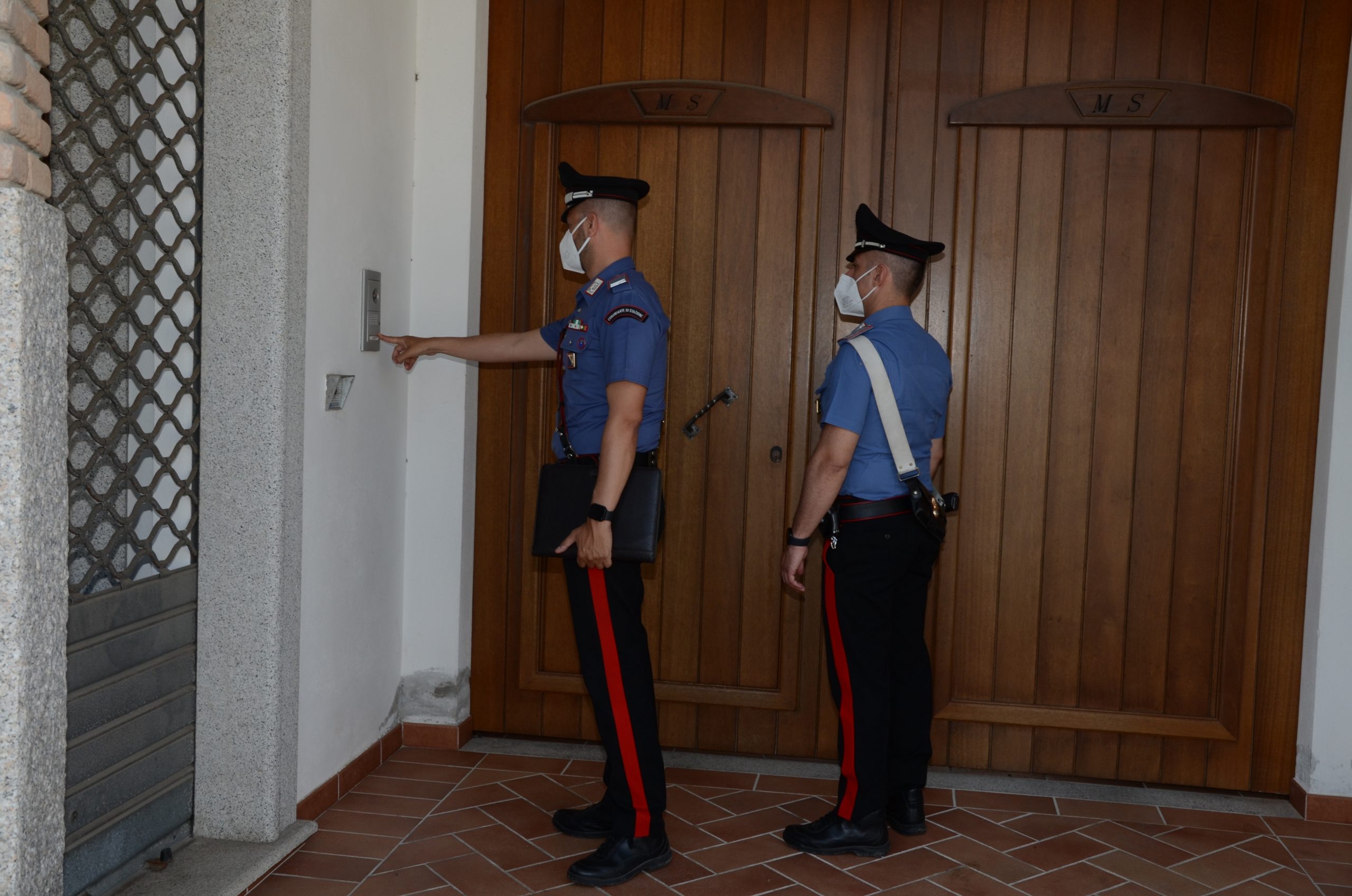 Monserrato, entra in casa per vendere del pesce e ruba i gioielli dalla camera da letto: denunciato