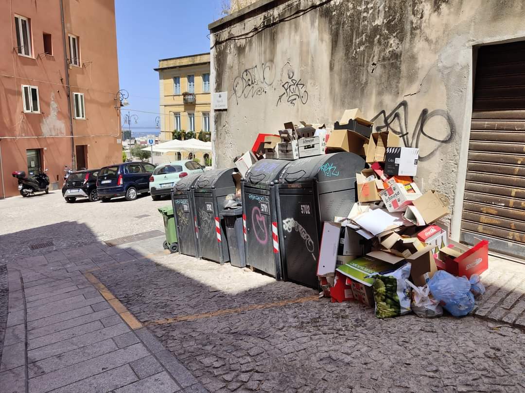 Cagliari sempre più sporca, spazzatura selvaggia una vergogna turistica