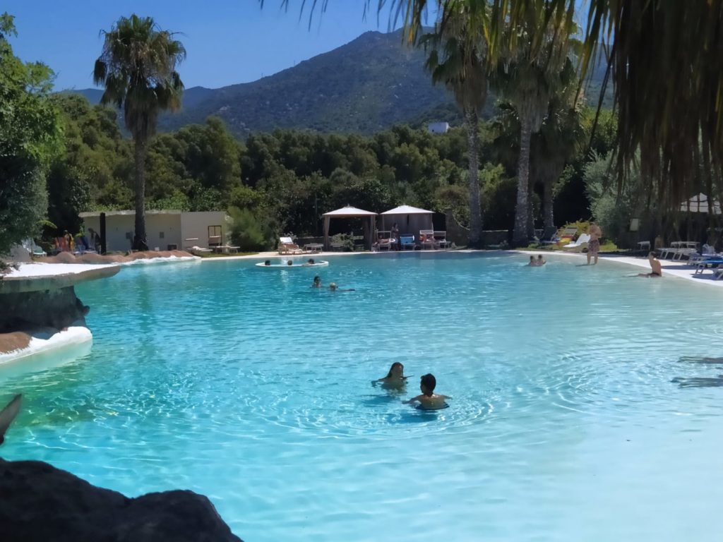 Quartu, batteri fecali nella piscina dell’hotel Il Monastero: stop immediato a tuffi e nuotate