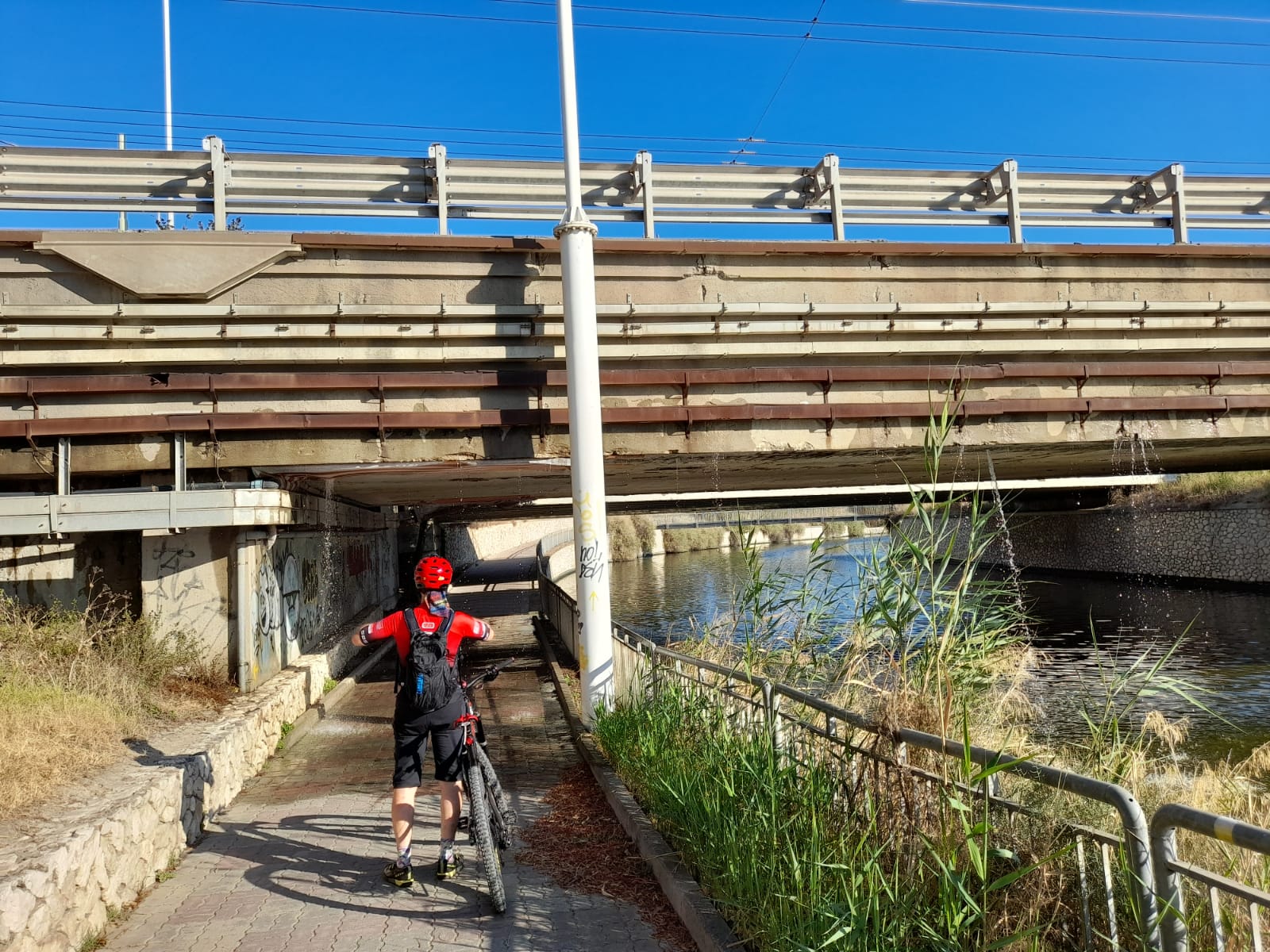 Cagliari, cascata d’acqua dal ponte sopra viale Marconi: “Abbanoa non fa nulla da 48 ore”
