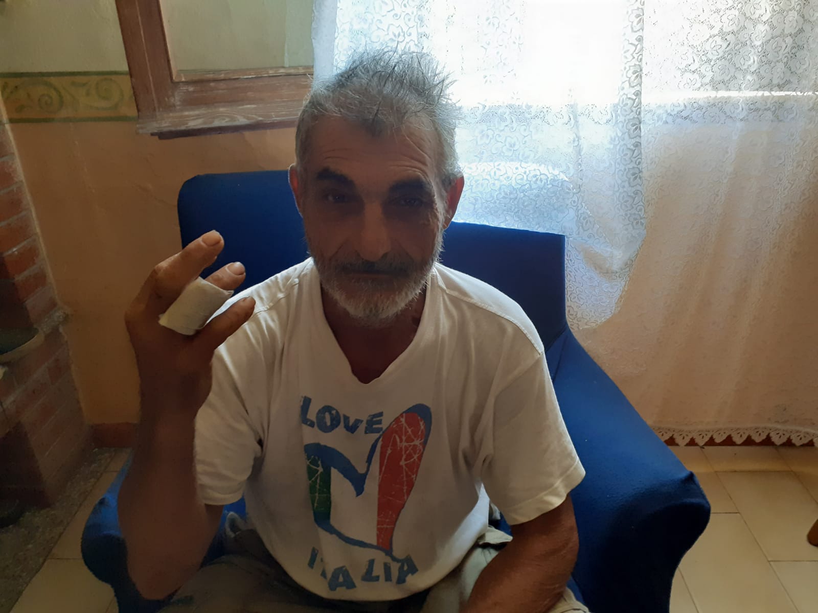 “Dito ferito, niente punti: al Brotzu e alla guardia medica di Quartucciu hanno i macchinari arrugginiti”