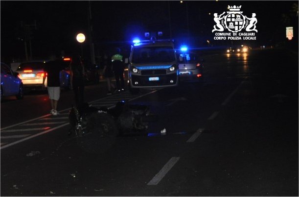 Grave scontro tra un’auto e uno scooter nel Lungosaline a Cagliari: 33enne in prognosi riservata