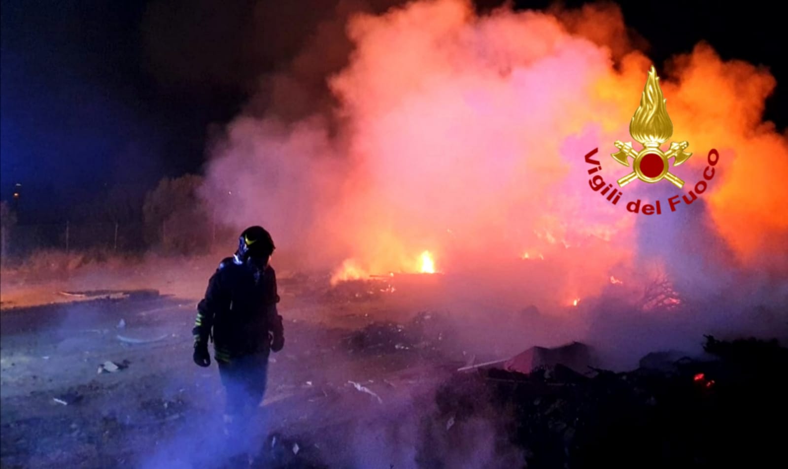 Vasto incendio a Flumini di Quartu, vigili del fuoco a lavoro per tutta la notte