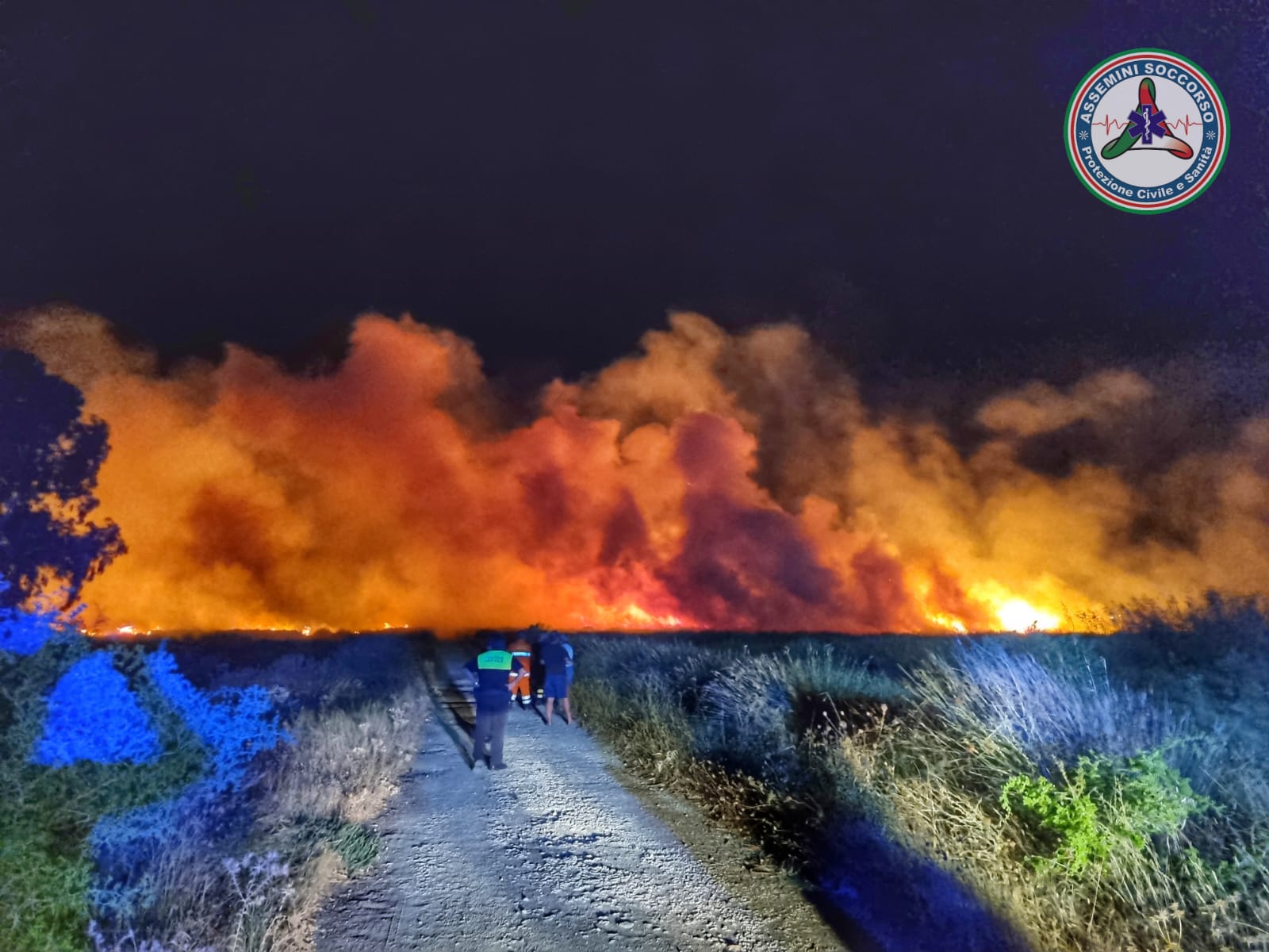 Assemini, vasto incendio nelle campagne: le fiamme arrivano sino alla laguna di Elmas
