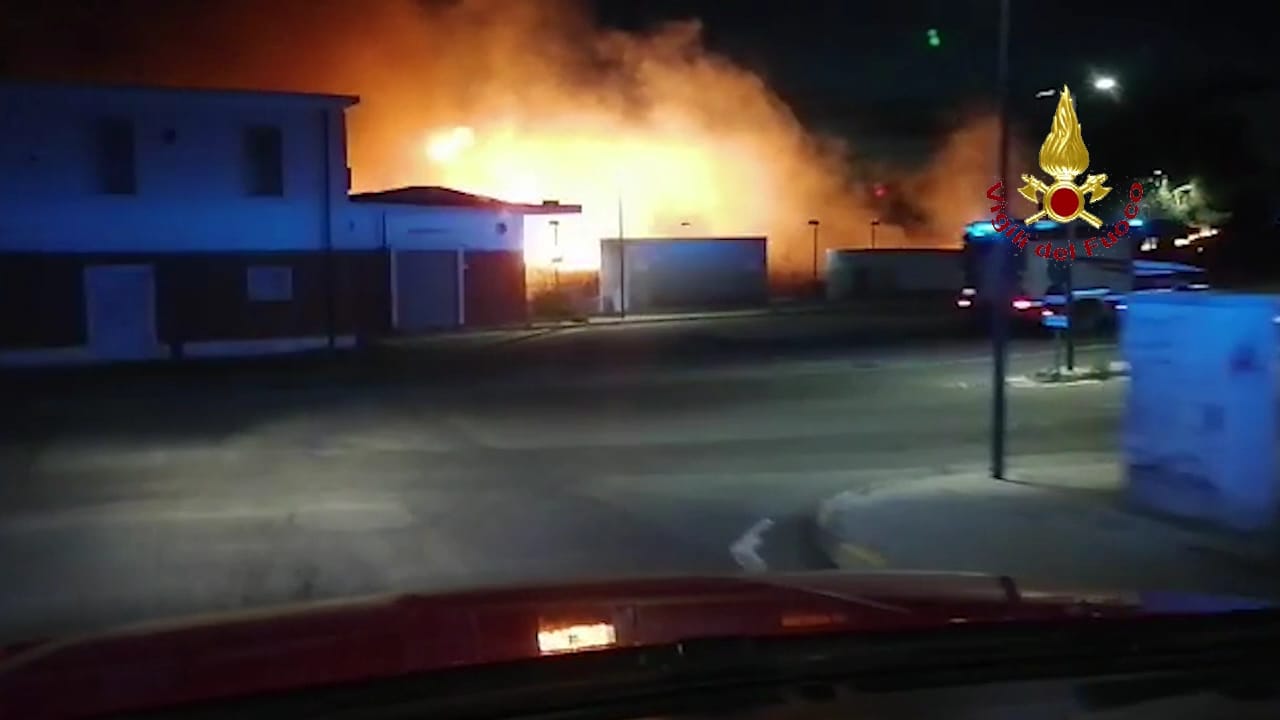 Paura nella notte a Settimo San Pietro, un incendio minaccia la stazione ferroviaria