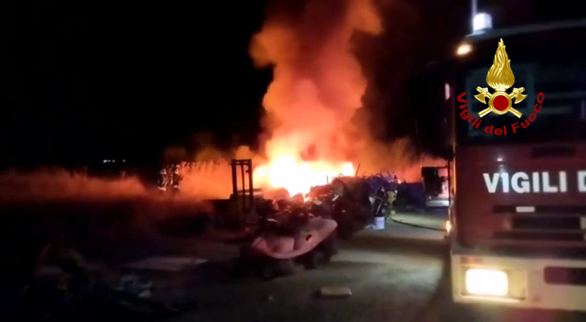 Quartu, bruciano sterpaglie e rifiuti a Simbirizzi: paura per la presenza di bombole gpl