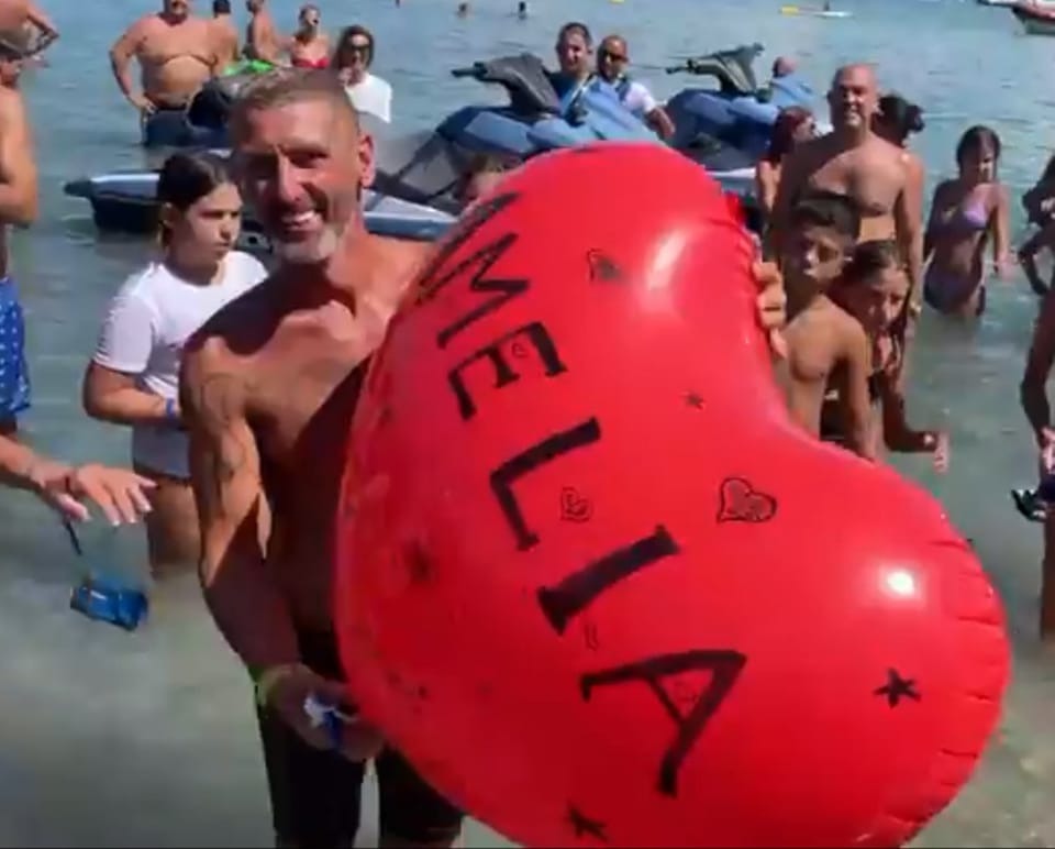 Cagliari, il Giro della Sardegna a nuoto in 57 tappe: l’ultima impresa di Sorrentino nel nome di Amelia