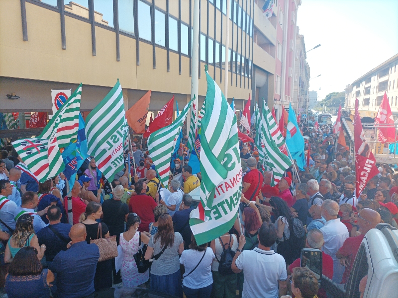 Cagliari, cittadini e sindaci assediano l’assessorato della Sanità: “Vogliamo cure sicure e medici nel Sulcis”