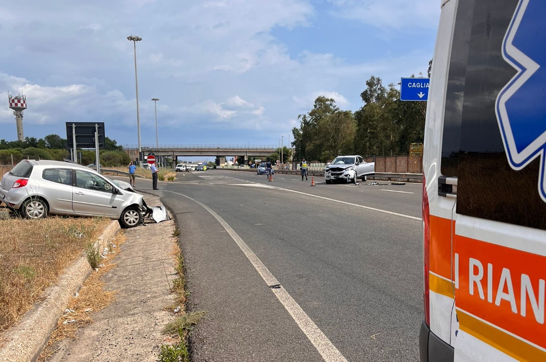 Pauroso schianto frontale sulla Ss 130, due donne e un uomo finiscono all’ospedale