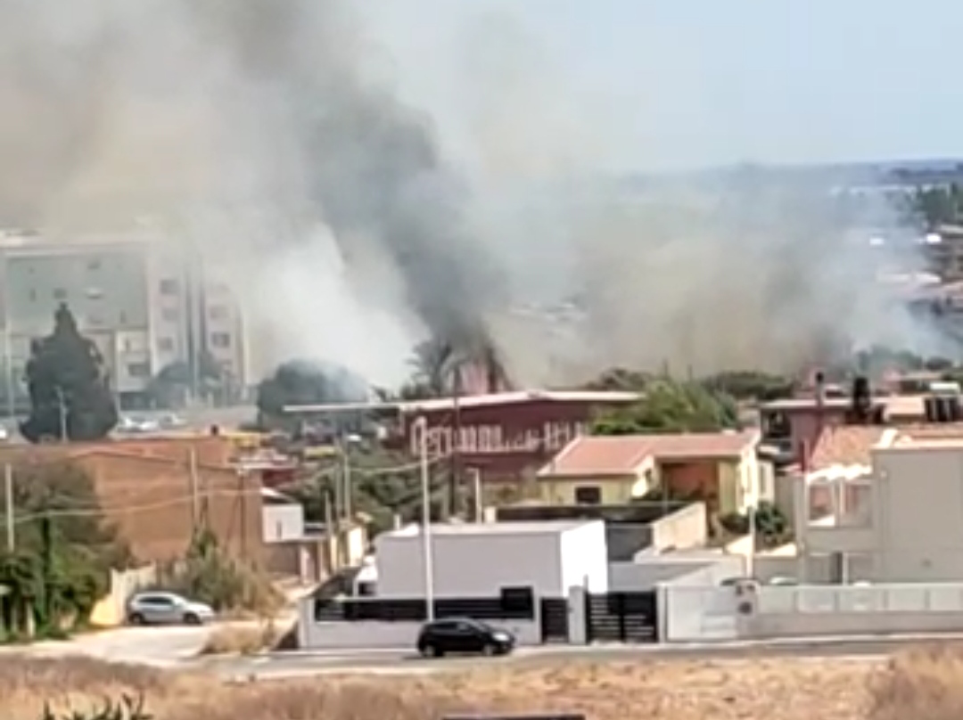 Vasto incendio a Monserrato, canneti avvolti dal fuoco: fiamme vicinissime a un parcheggio