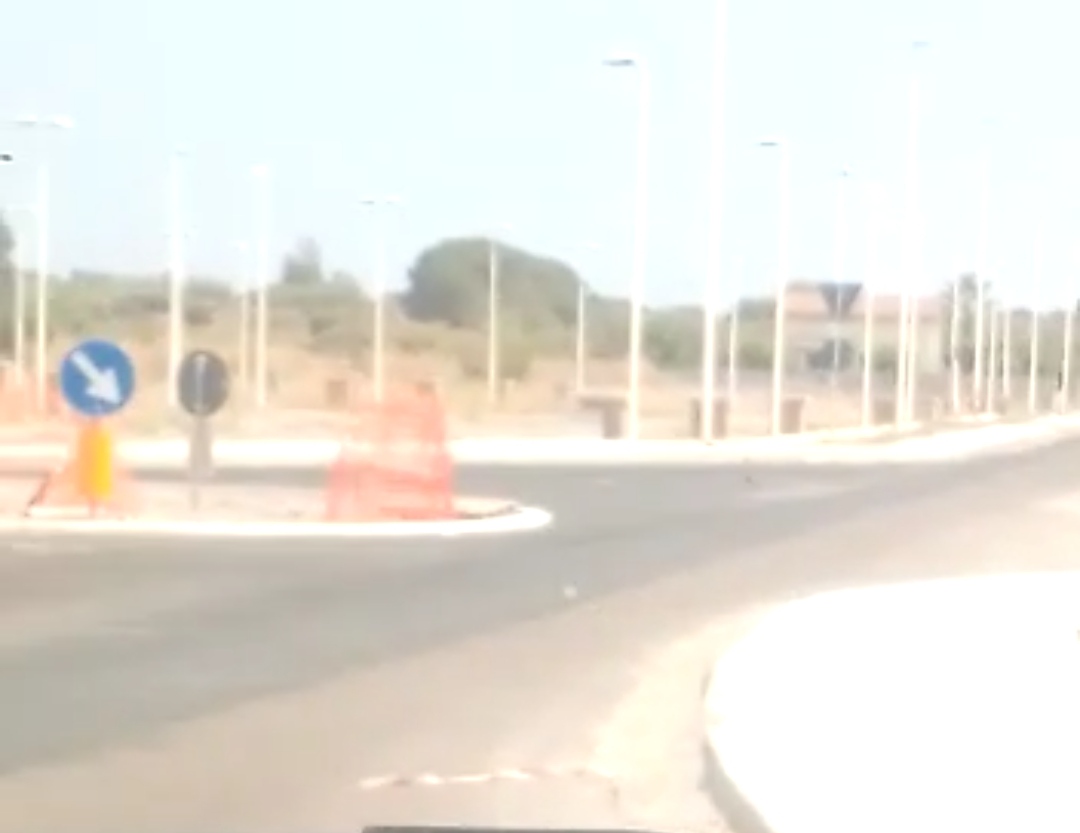 Quartu, l’sos degli automobilisti: “Marciapiede improvviso in via dell’Autonomia Regionale, rischiamo incidenti”