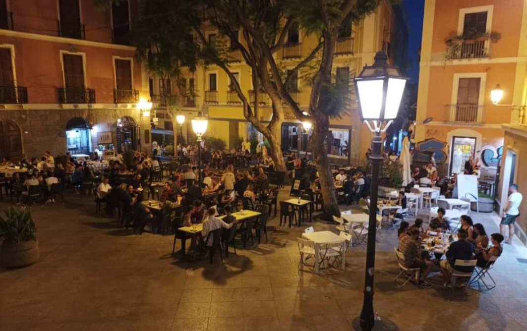 Cagliari, il Comune a caccia di decibel alla Marina: “Soldi buttati, si difendono a oltranza i tavolini”